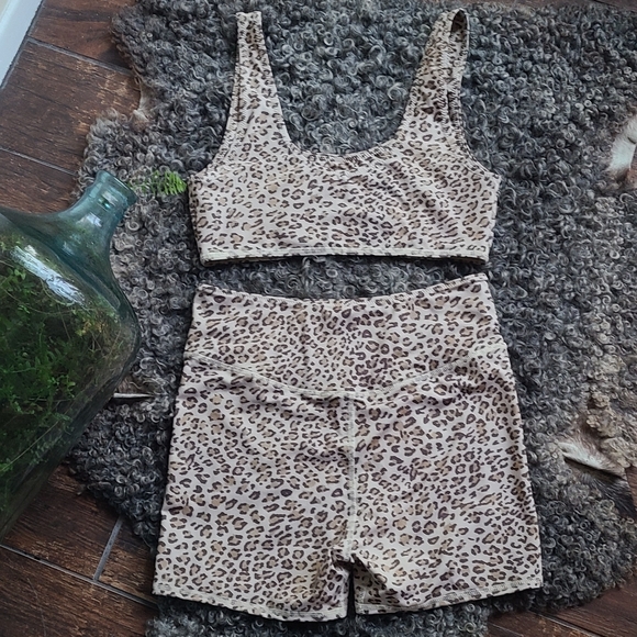 SWAPPED - NWT Leopard Scoop Crop Top and Bike Shorts Set - Picture 4 of 7